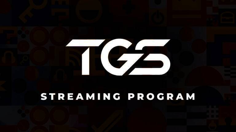 东京电玩展现场盛况，展台灯光璀璨，观众熙熙攘攘