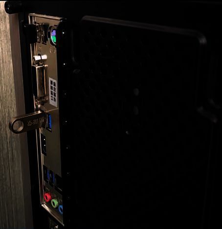 U盘插入电脑接口示意图，USB接口清晰可见