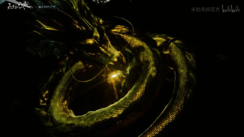 唐禹哲与游戏联动内容的官方宣传合影，背景为联动主视觉图