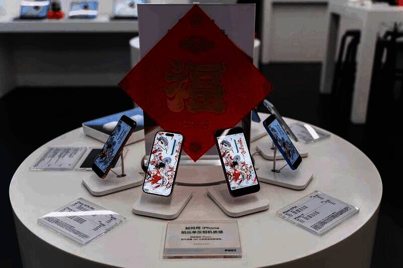 DNF手游与Apple授权专营店联动活动现场，玩家排队参与活动