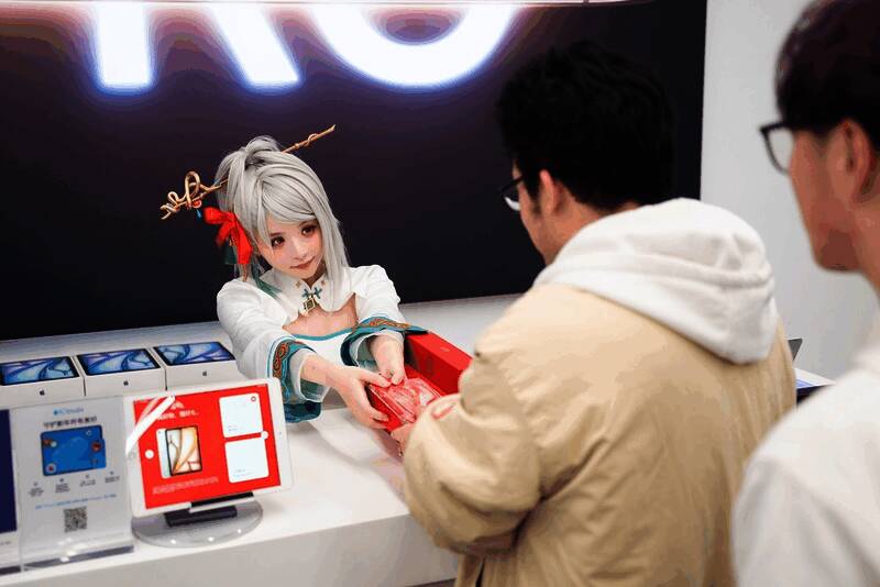 赛丽亚在现场与玩家互动，玩家成功对暗号领取周边礼品