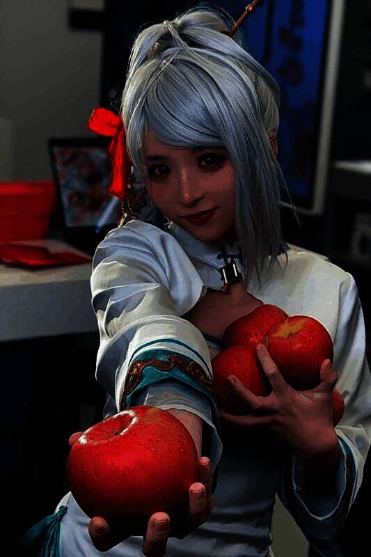 赛丽亚手持苹果与玩家互动，现场玩家笑容满面