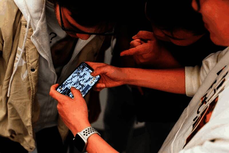 玩家与赛丽亚在Apple门店前跳舞，围观人群笑声不断