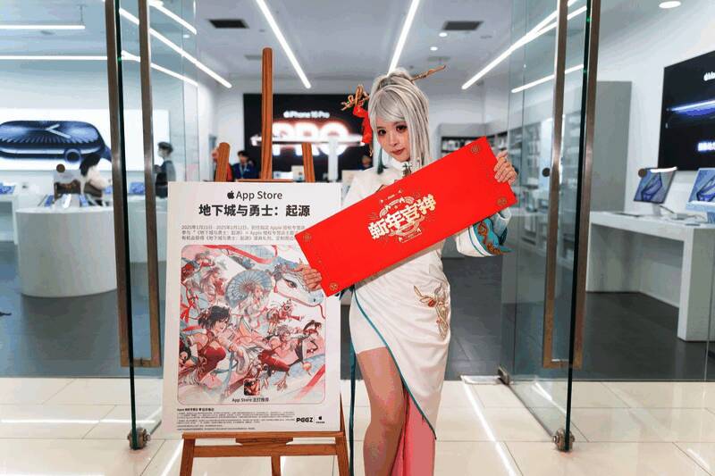 白娘子造型的赛丽亚在商场中与玩家合影，造型精致引人注目