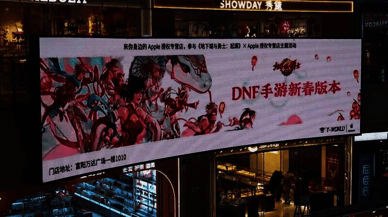 赛丽亚为玩家手机贴膜，并下载神曲《千年等一回》