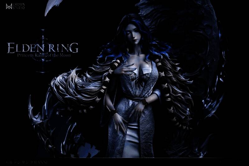 《艾尔登法环》月之公主菈妮雕像正面展示，身穿华丽长袍，神情冷峻