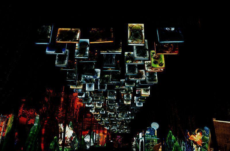 AR互动体验现场图，游客通过手机扫描彩灯，解锁文物背后的故事与动画