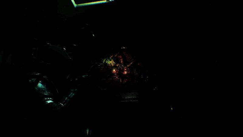 游戏内密闭空间中角色探索的场景画面