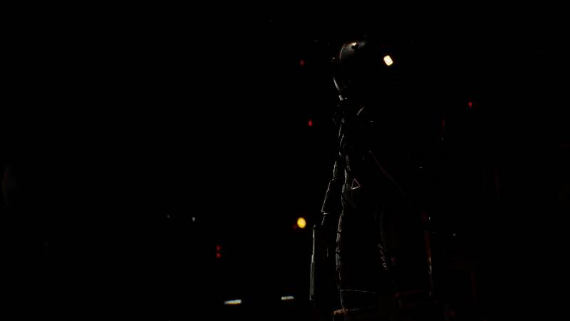 角色在黑暗环境中手持武器探索