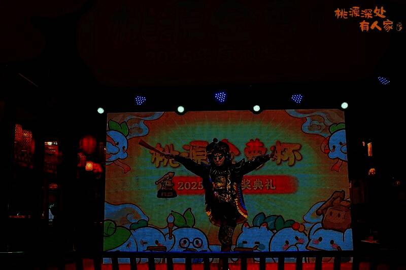 首届金萝杯颁奖典礼现场，嘉宾与玩家齐聚火锅店体验川文化