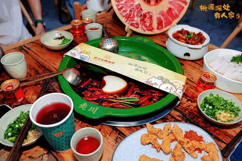 活动现场设置方言墙与坝坝宴，展现四川特色民俗文化