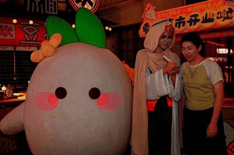 研发制作人叶田在金萝杯颁奖典礼上致辞，感谢四川文旅厅支持