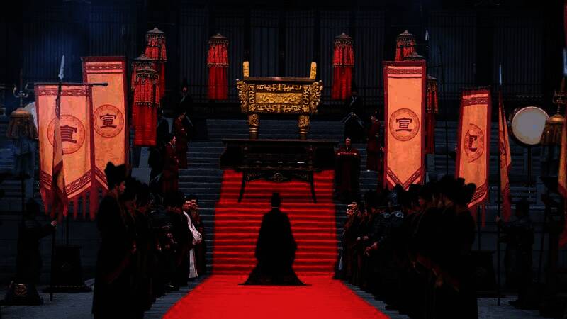 主角身着华服，在宫廷中与NPC展开激烈对话，气氛紧张