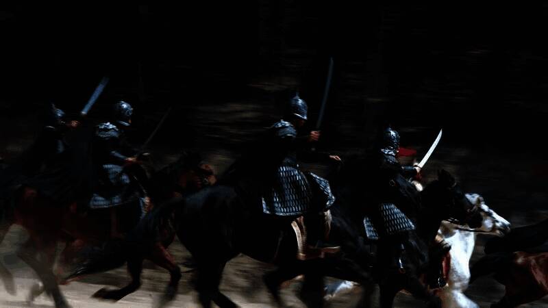 游戏内角色立绘精致，人物表情细腻，展现真实情感变化