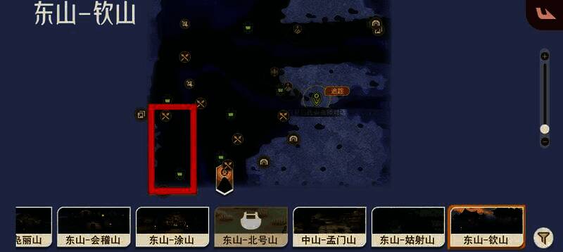 蓑壳修士于草丛中隐蔽现身，背景为茂密的钦山森林