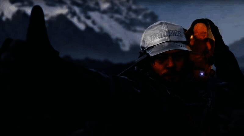 《死亡搁浅》游戏封面，主角山姆背着货物穿越荒野