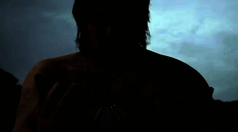 小岛秀夫在发布会上讲话，背景为《死亡搁浅》游戏画面