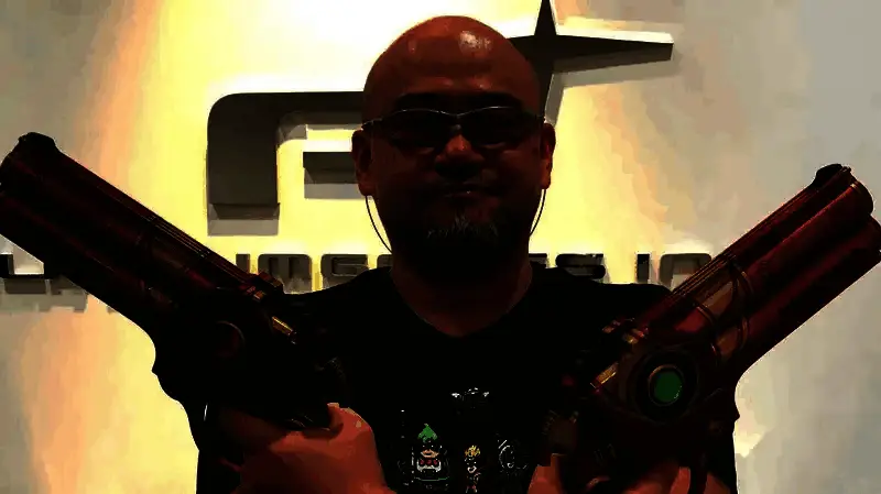 神谷英树接受采访，神情专注地阐述观点