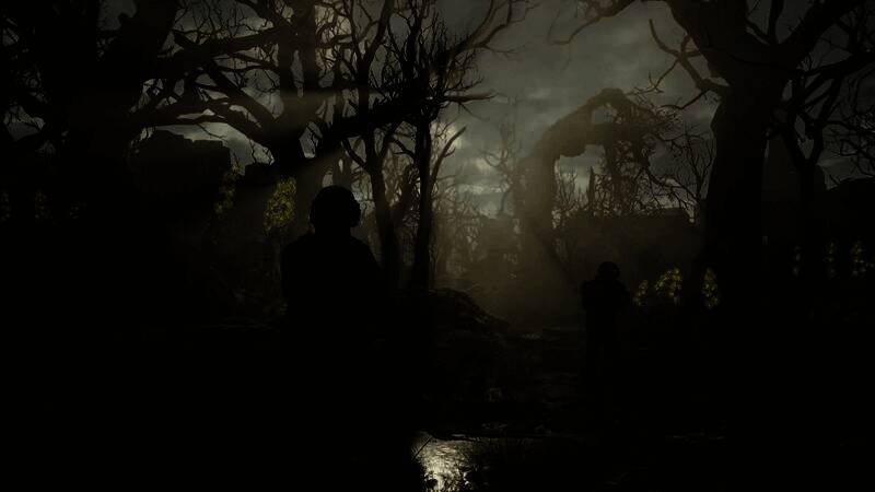 小队成员在无线电中交流战术，HUD界面上显示实时地图与目标标记