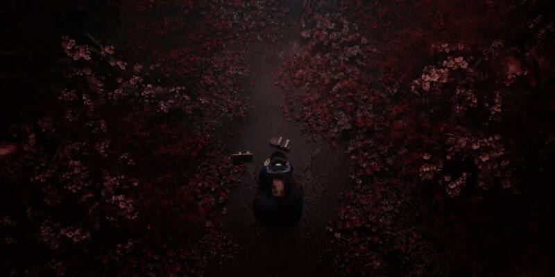 游戏内场景概念图，展现破败的日式建筑与弥漫的浓雾，角落可见模糊的人形轮廓