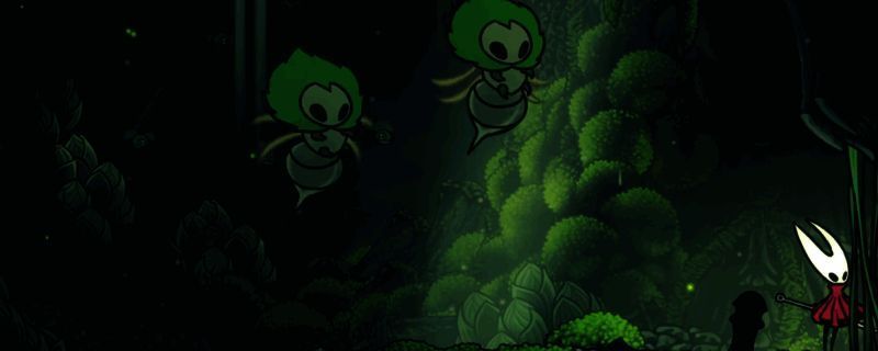 《空洞骑士：丝之歌》中苔藓之母战斗画面，BOSS身躯庞大，周围漂浮着绿色孢子，场景充满腐烂植被与幽暗光影