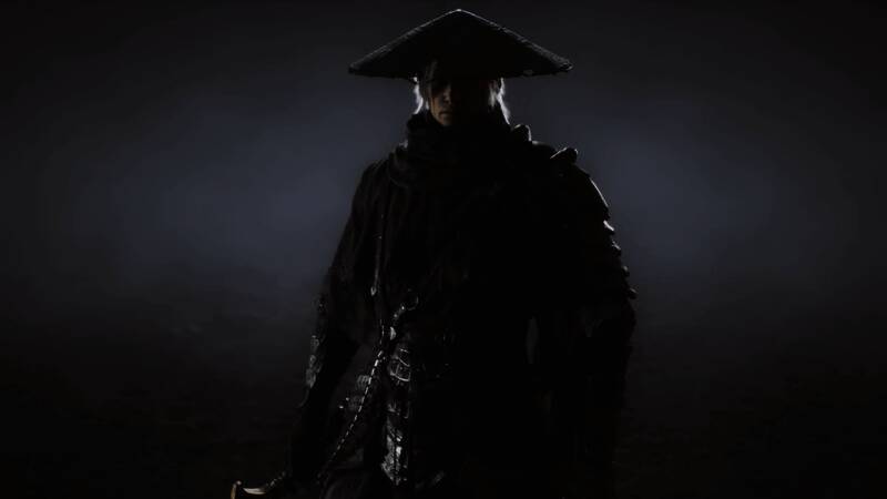 梁其伟接受采访现场，神情专注，背景为工作室内部环境