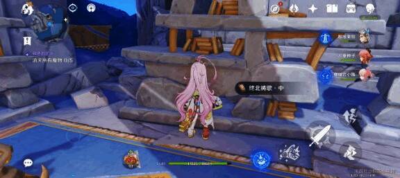 玩家角色站在霜月之坊聚所内，镜头聚焦于一处古朴木制书架，一本泛黄书籍静静摆放