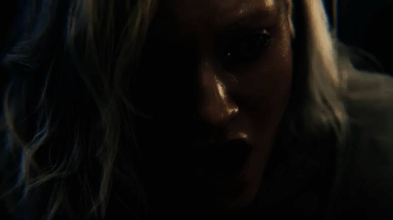 废弃医院走廊场景，灯光闪烁，地面散落文件与血迹，远处阴影中似有怪物潜伏，营造强烈不安感