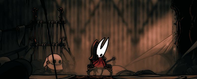 《空洞骑士：丝之歌》中主角面对神秘丝线缠绕的巨大神像，场景充满压抑与宗教感