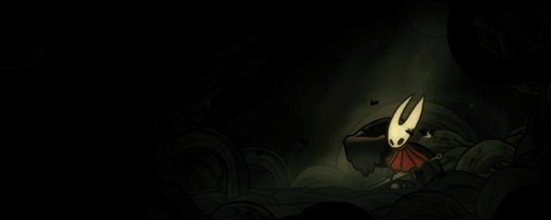 《空洞骑士：丝之歌》中主角在扭曲光芒中对抗丝母的场景，背景充满诡异丝线与生物组织，氛围阴森压抑