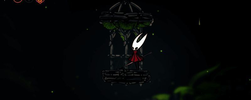 《空洞骑士：丝之歌》中展示的古董遗物界面，包括卷轴、雕像和乐器等精致物品排列在古老石台上