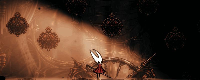《空洞骑士：丝之歌》中主角站在古老机械装置前，背景为发光的转盘谜题，周围布满神秘符文