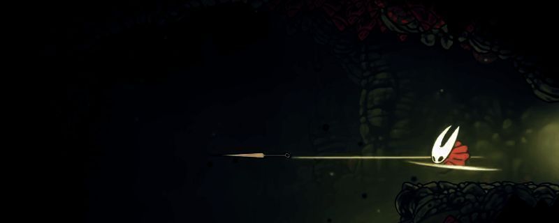 《空洞骑士：丝之歌》中边陲守望者BOSS战场景，昏暗洞穴内巨型守卫者悬浮空中，释放能量波攻击玩家