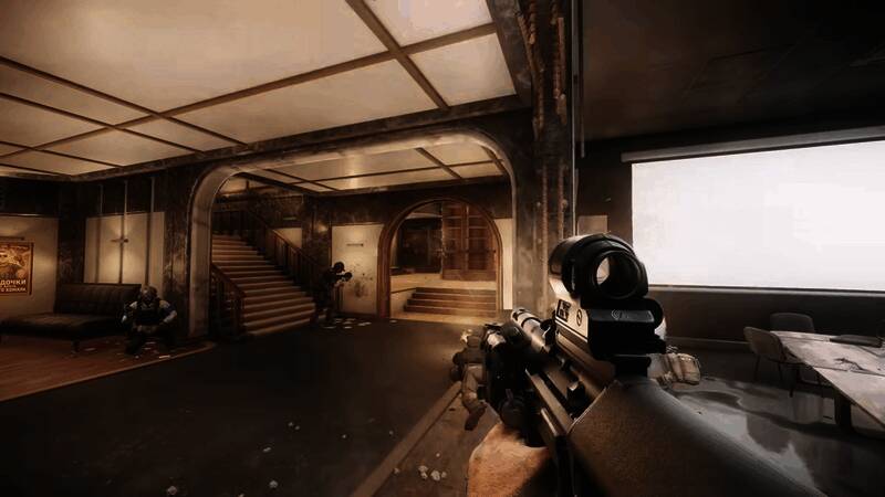 玩家视角下，一名AI敌人从掩体后突然现身并开火，枪口火焰照亮昏暗走廊