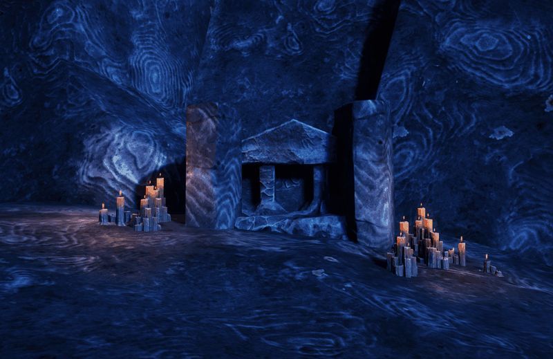 实际游戏画面中一处发蓝光的石龛特写，周围环境昏暗突出光源