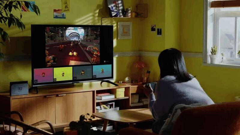 论坛用户评论截图，展示支持与反对纯主机版Switch 2的不同观点交锋