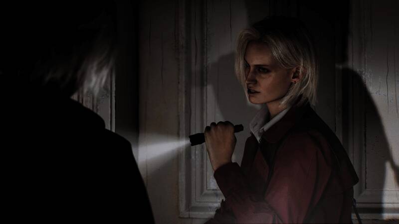 主角手持手电筒探索室内场景，灰尘在光束中飘浮，墙角可见干涸血迹和抓痕