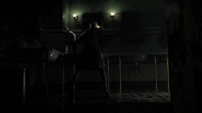 主角使用医疗包治疗伤口，手部颤抖，汗水滑落脸颊