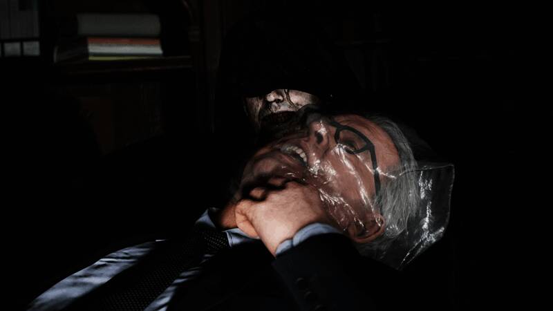 UI界面展示，地图标记多个危险区域，背包物品栏显示弹药与药品