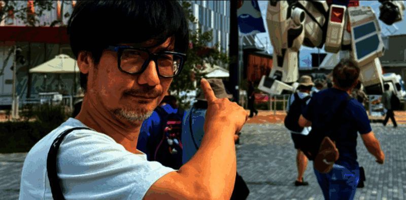 小岛秀夫沉思中的侧脸特写，眼神深邃，背景为昏暗灯光下的工作台，充满艺术氛围