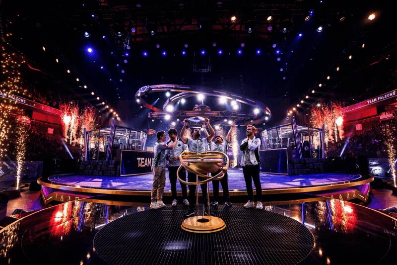 现场观众热情呐喊，大屏幕显示激烈团战瞬间