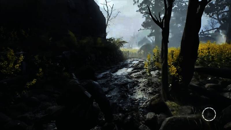 黄昏下士兵穿过战壕的剪影，光线穿透烟雾形成丁达尔效应