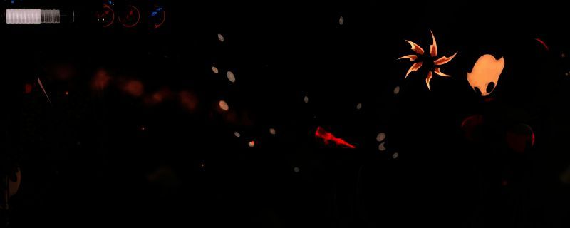 被放逐的格尔BOSS战场景，昏暗洞穴中巨型昆虫形态敌人释放丝线攻击，地面布满尖刺陷阱