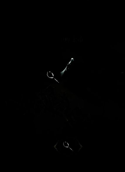 游戏内解谜界面特写，显示水渠与齿轮结构，箭头指示水流方向，玩家正在进行调试