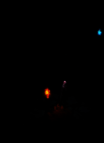 多名角色围攻BOSS的战斗场景，技能光效华丽，敌人处于眩晕状态，场面紧张刺激