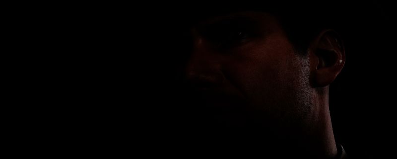 印第安纳·琼斯站在古罗马地下墓穴入口，四周石壁刻满神秘符号，光影交错营造出神秘氛围