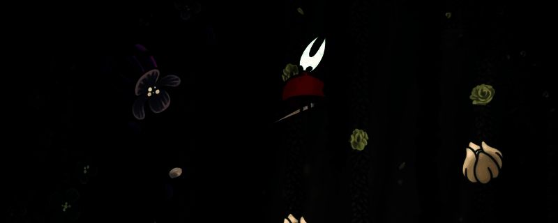 甲木林中心区域的紫色花朵特写，周围环绕小型白色花朵，背景为幽暗森林环境，光线透过树叶洒落