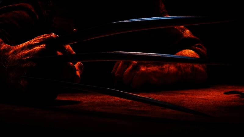 概念艺术图展示身穿黄蓝经典战衣的金刚狼在城市屋顶跃起，背景雷电交加，展现角色狂野霸气的形象