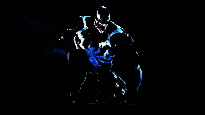 游戏中毒液角色概念图，黑色流体状共生体覆盖全身，双眼白色，张开巨口露出利齿，站在高楼边缘俯视城市