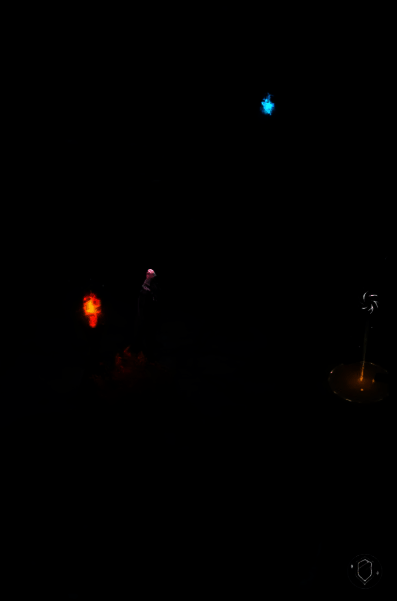 暗火幽谷传送法阵特写，地面刻有古老符文，散发蓝色光芒